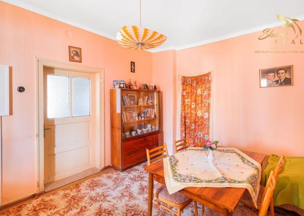 !ZNÍŽENÁ CENA! 6-izbový rodinný dom s veľkým pozemkom v Komjaticiach