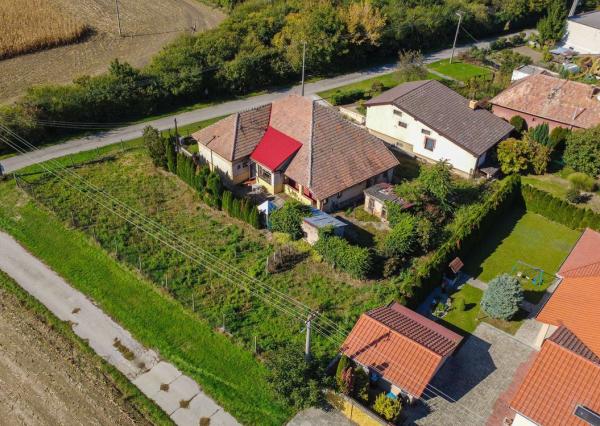 !ZNÍŽENÁ CENA! 6-izbový rodinný dom s veľkým pozemkom v Komjaticiach