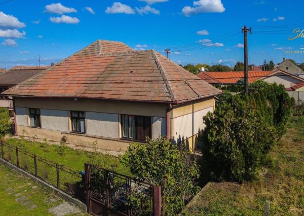 !ZNÍŽENÁ CENA! 6-izbový rodinný dom s veľkým pozemkom v Komjaticiach