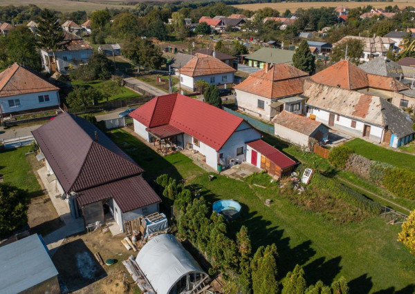 SUPER  CENA! Príjemný 3-izbový dom s veľkým pozemkom 
