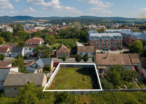 Atraktívny stavebný pozemok pri hlavnej ceste v Piešťanoch