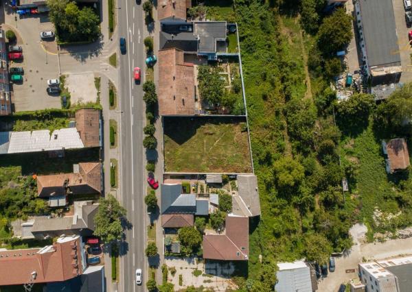 Atraktívny stavebný pozemok pri hlavnej ceste v Piešťanoch