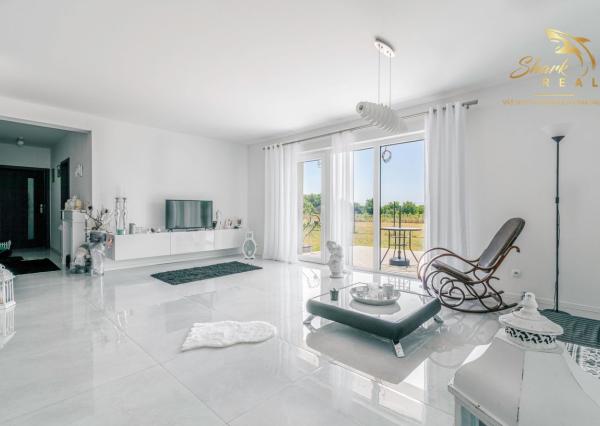 Exkluzívna Novostavba s Pozemkom v Obci Veselé