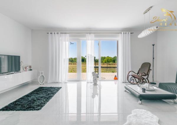 Exkluzívna Novostavba s Pozemkom v Obci Veselé