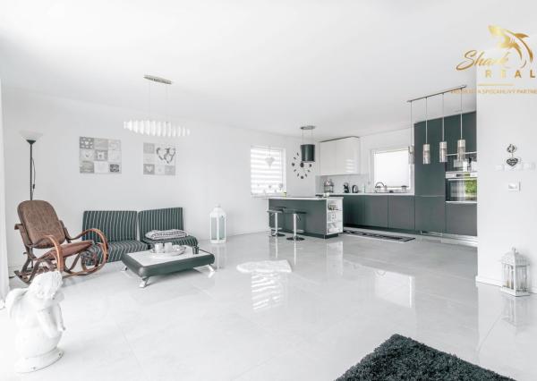 Exkluzívna Novostavba s Pozemkom v Obci Veselé