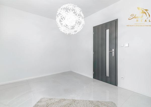 Exkluzívna Novostavba s Pozemkom v Obci Veselé