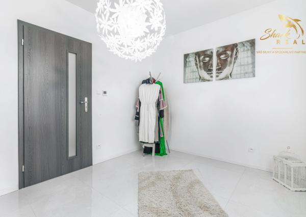 Exkluzívna Novostavba s Pozemkom v Obci Veselé