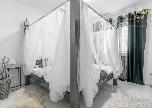 Exkluzívna Novostavba s Pozemkom v Obci Veselé