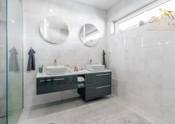 Exkluzívna Novostavba s Pozemkom v Obci Veselé