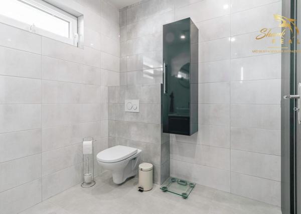 Exkluzívna Novostavba s Pozemkom v Obci Veselé