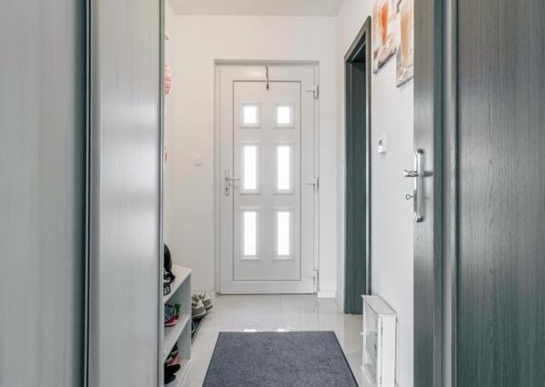 Exkluzívna Novostavba s Pozemkom v Obci Veselé