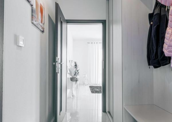 Exkluzívna Novostavba s Pozemkom v Obci Veselé