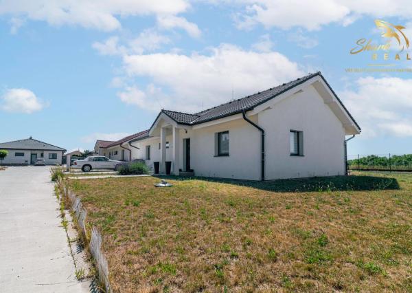 Exkluzívna Novostavba s Pozemkom v Obci Veselé