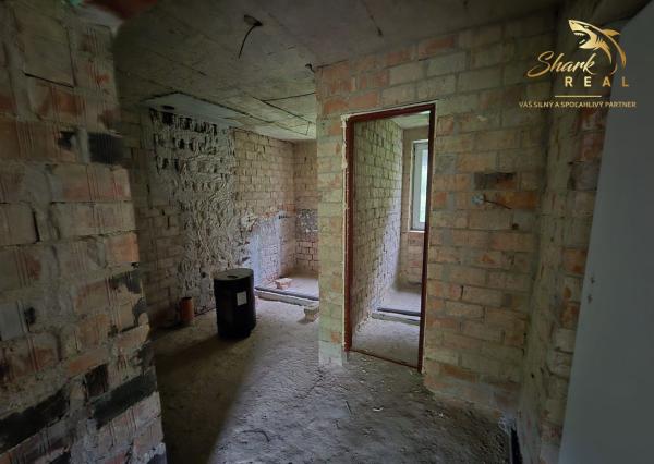 Priestranná budova s bývaním