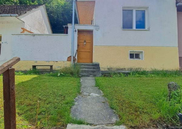 Malebná romantická chalupa pod lesom