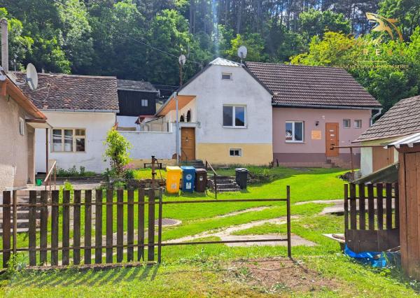 Malebná romantická chalupa pod lesom