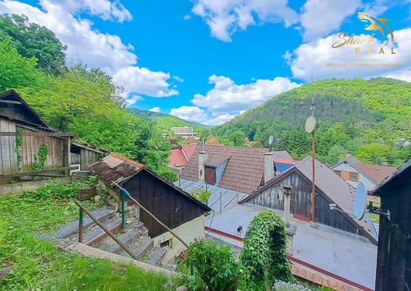 Malebná romantická chalupa pod lesom