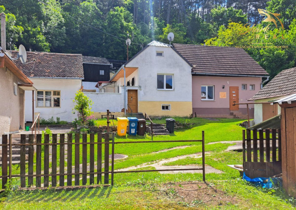 Malebný romantický domček pod lesom