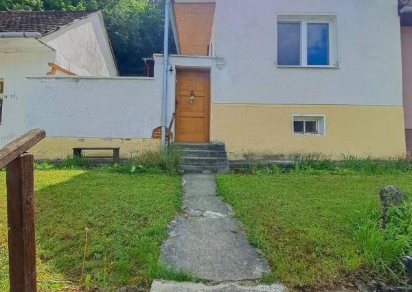 Malebný romantický domček pod lesom