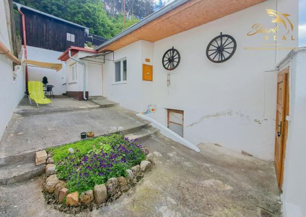 Malebný romantický domček pod lesom