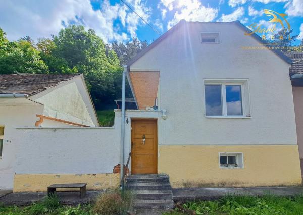 Malebný romantický domček pod lesom