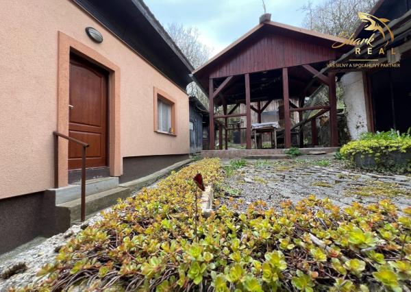 PREDANÉ - Chalupa pri potôčiku / Nová Baňa