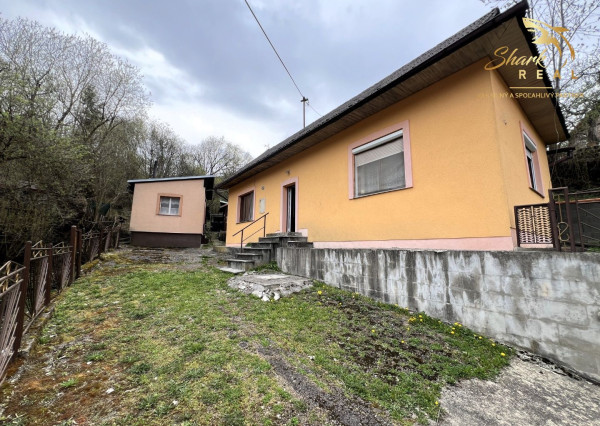 PREDANÉ - RD - Chalupa pri potôčiku / Nová Baňa