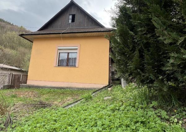 PREDANÉ - RD - Chalupa pri potôčiku / Nová Baňa