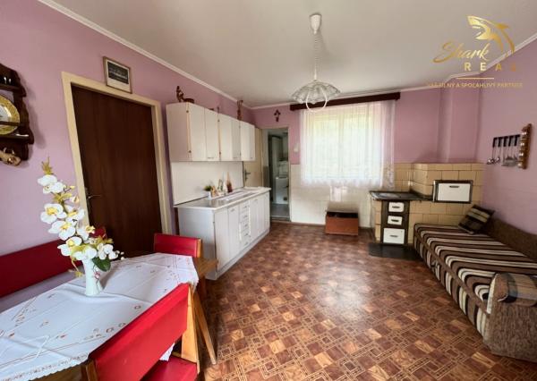 PREDANÉ - RD - Chalupa pri potôčiku / Nová Baňa