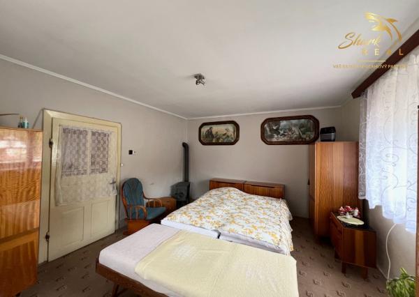 PREDANÉ - RD - Chalupa pri potôčiku / Nová Baňa