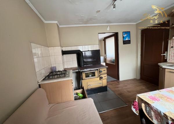 PREDANÉ - RD - Chalupa pri potôčiku / Nová Baňa