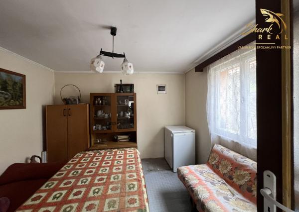 PREDANÉ - RD - Chalupa pri potôčiku / Nová Baňa