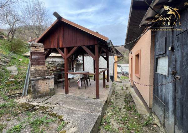 PREDANÉ - RD - Chalupa pri potôčiku / Nová Baňa