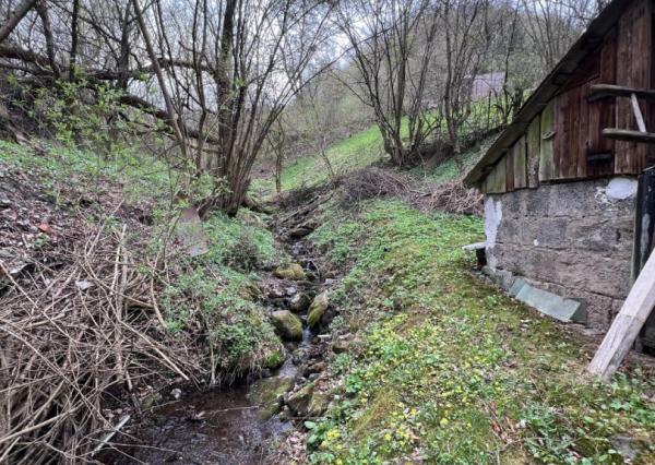 PREDANÉ - RD - Chalupa pri potôčiku / Nová Baňa