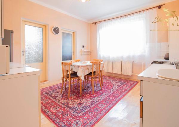 REZERVOVANÉ - Rodinný dom s rozľahlým slnečným pozemkom