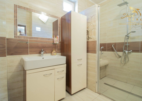 Čiastočne zrekonštruovaný dom vo výbornej lokalite s garážou