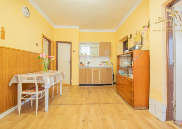 Čiastočne zrekonštruovaný dom vo výbornej lokalite s garážou