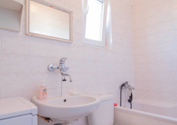 Čiastočne zrekonštruovaný dom vo výbornej lokalite s garážou