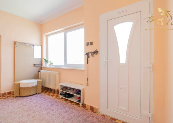 Čiastočne zrekonštruovaný dom vo výbornej lokalite s garážou