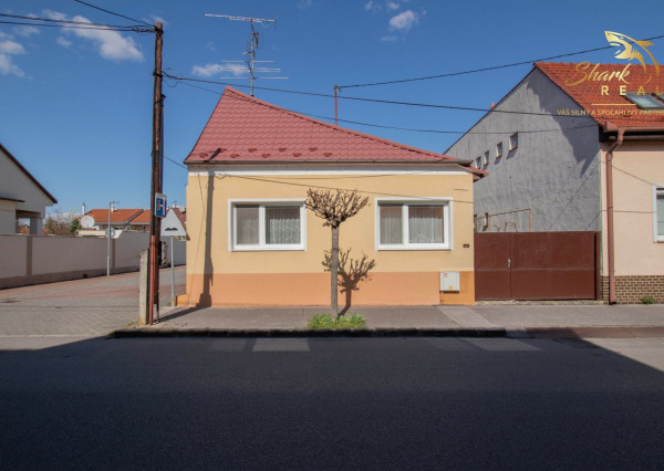 Čiastočne zrekonštruovaný dom vo výbornej lokalite s garážou