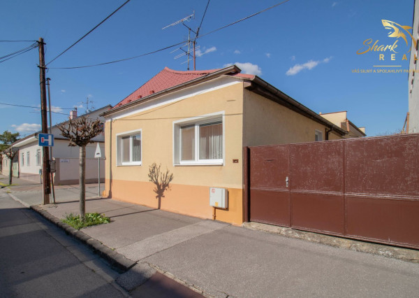 Čiastočne zrekonštruovaný dom vo výbornej lokalite s garážou