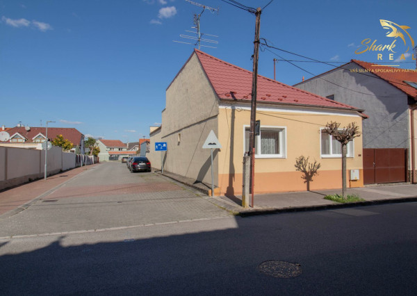 Čiastočne zrekonštruovaný dom vo výbornej lokalite s garážou