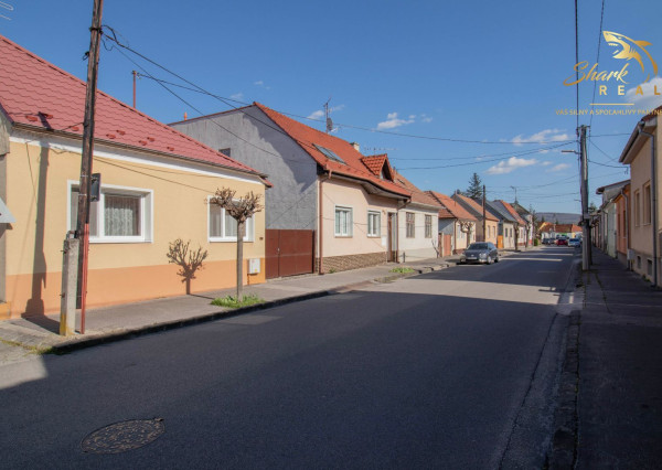 Čiastočne zrekonštruovaný dom vo výbornej lokalite s garážou