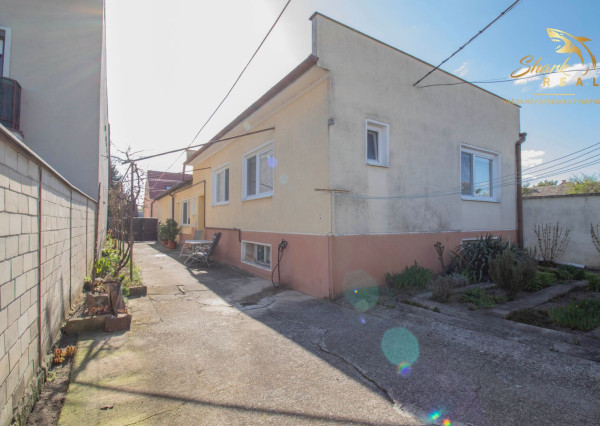 Čiastočne zrekonštruovaný dom vo výbornej lokalite s garážou