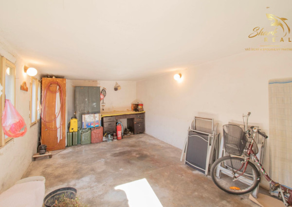 Čiastočne zrekonštruovaný dom vo výbornej lokalite s garážou