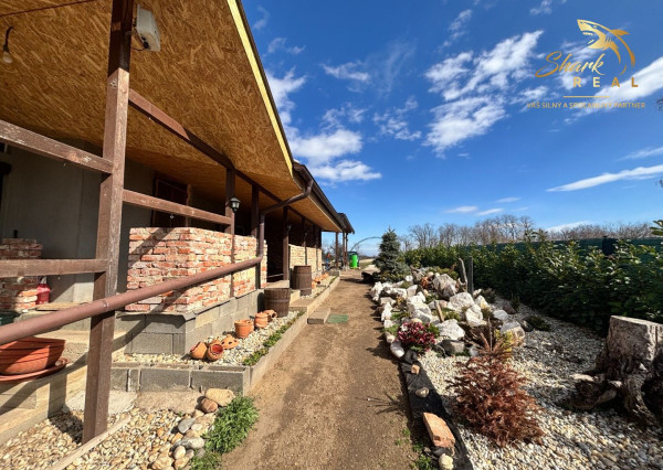 Záhrada s mobilným domčekom