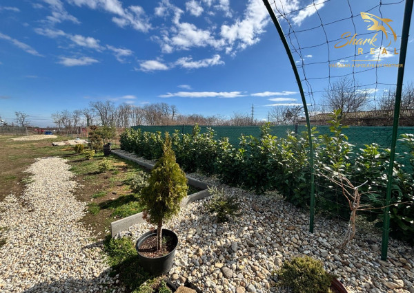 Záhrada s mobilným domčekom