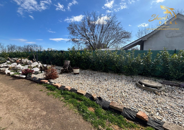 Záhrada s mobilným domčekom