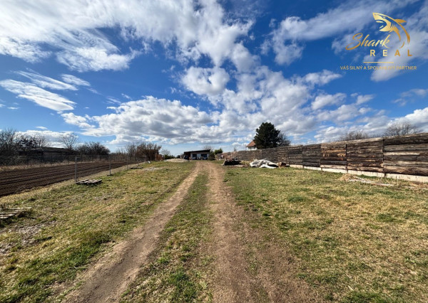 Záhrada s mobilným domčekom