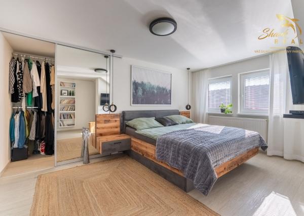 ***VÝNIMOČNÁ NEHNUTEĽNOSŤ LEN 20 km od Trnavy*** úžitková plocha 590 m2***veľký dvor s bazénom a wellnesom***